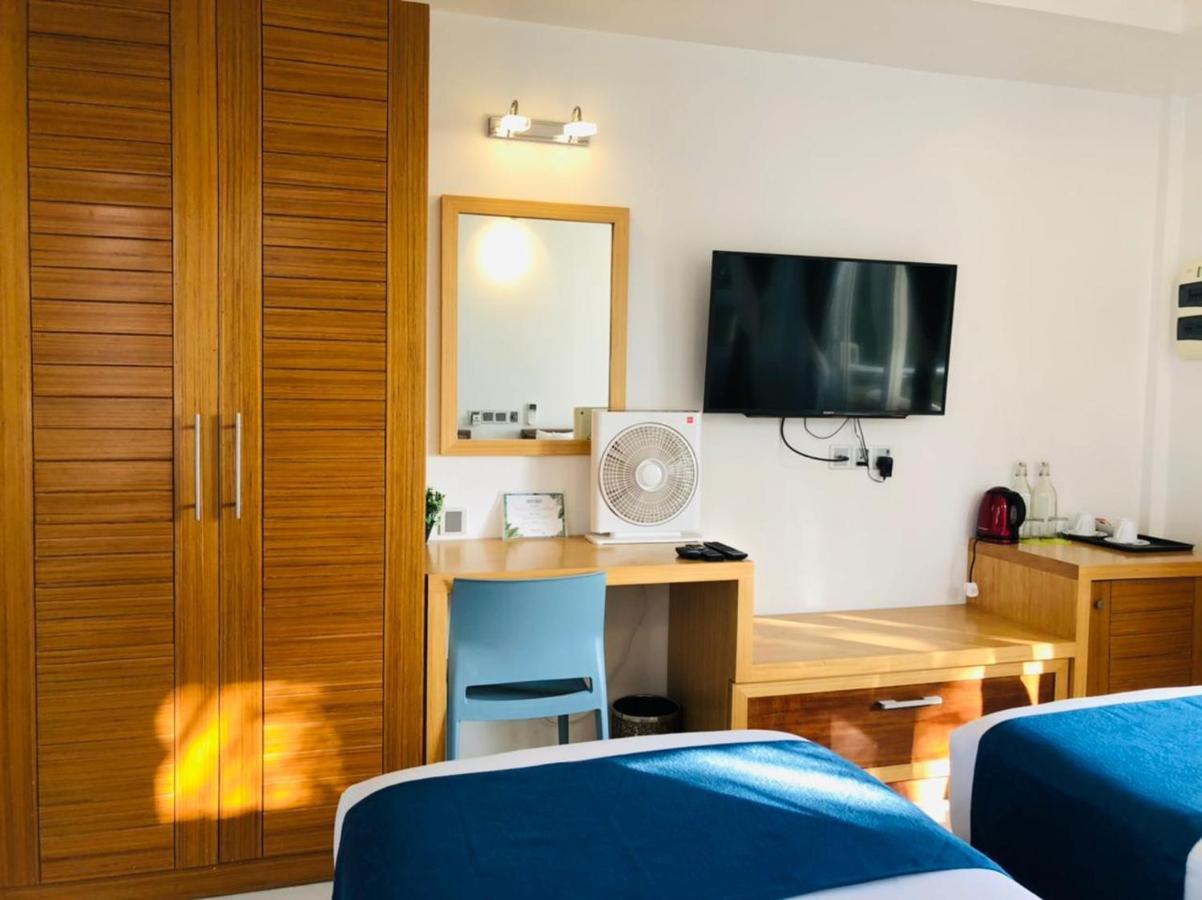 Hotel Reef Edge Thulusdhoo, Maldives Extérieur photo