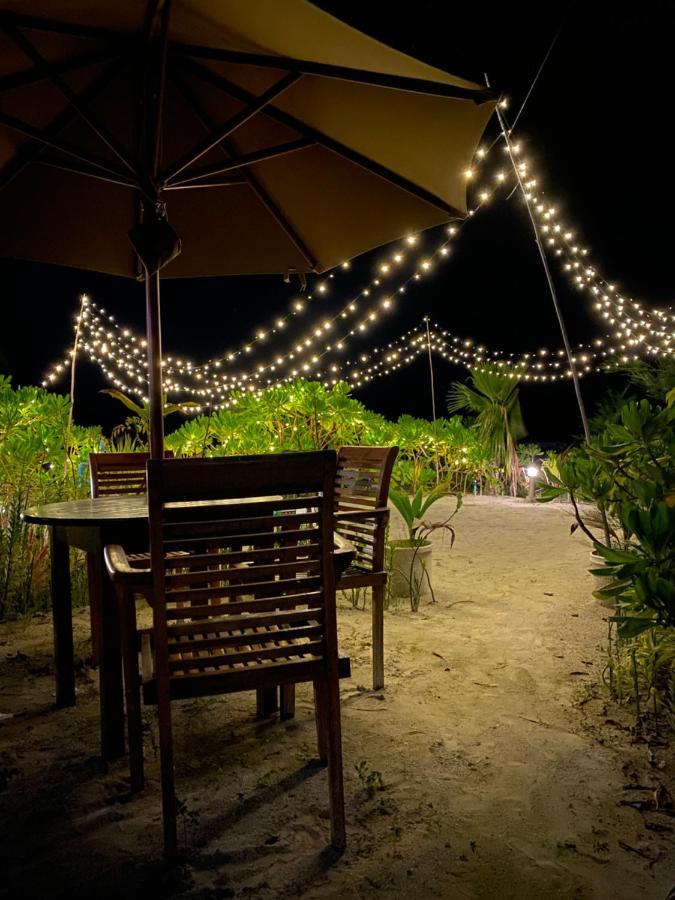 Hotel Reef Edge Thulusdhoo, Maldives Extérieur photo