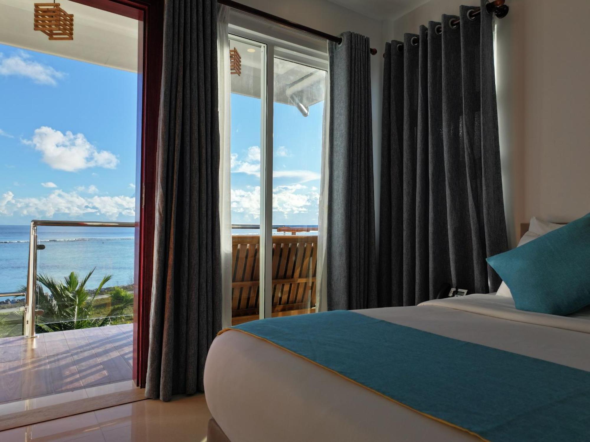 Hotel Reef Edge Thulusdhoo, Maldives Extérieur photo