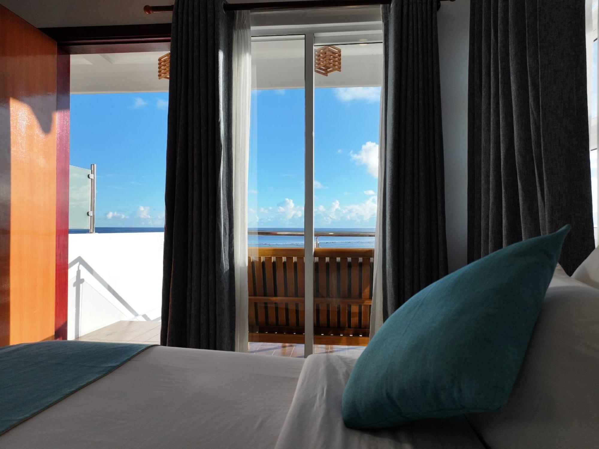 Hotel Reef Edge Thulusdhoo, Maldives Extérieur photo