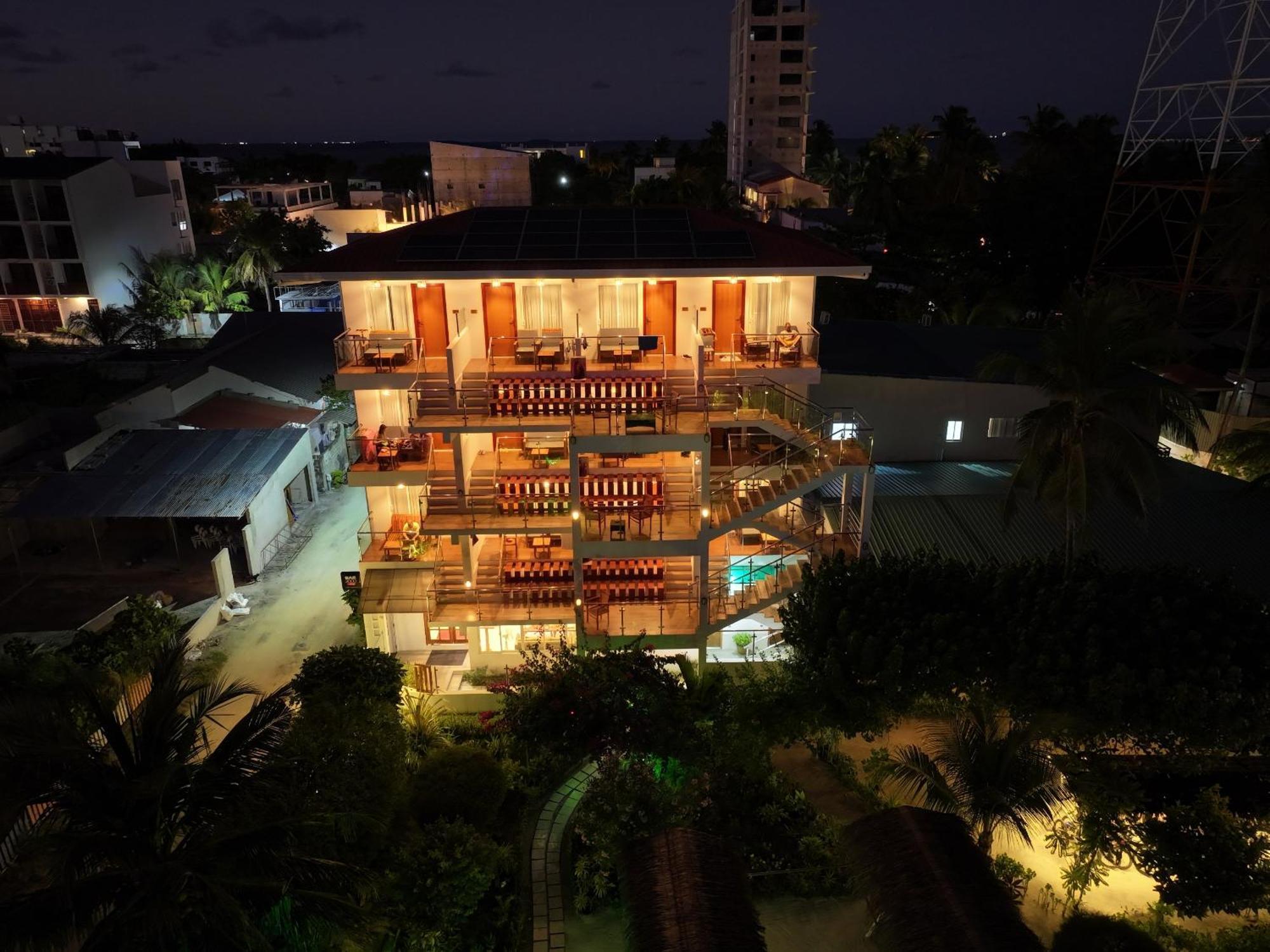 Hotel Reef Edge Thulusdhoo, Maldives Extérieur photo