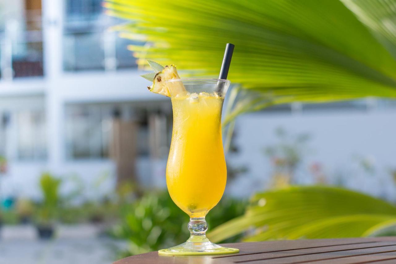 Hotel Reef Edge Thulusdhoo, Maldives Extérieur photo